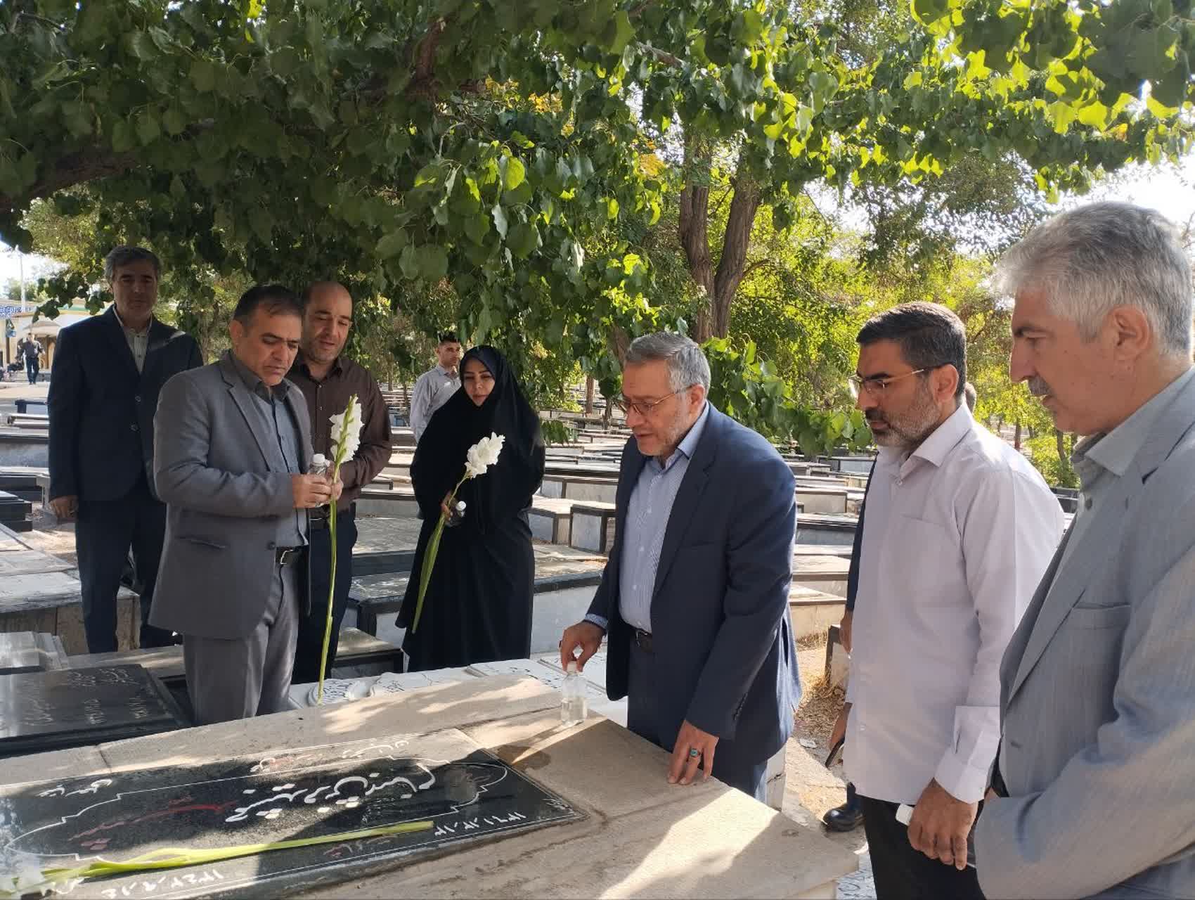تجدید میثاق رییس سازمان جهاد کشاورزی استان زنجان و کارکنان با آرمان‌های شهدا در هفته دولت
