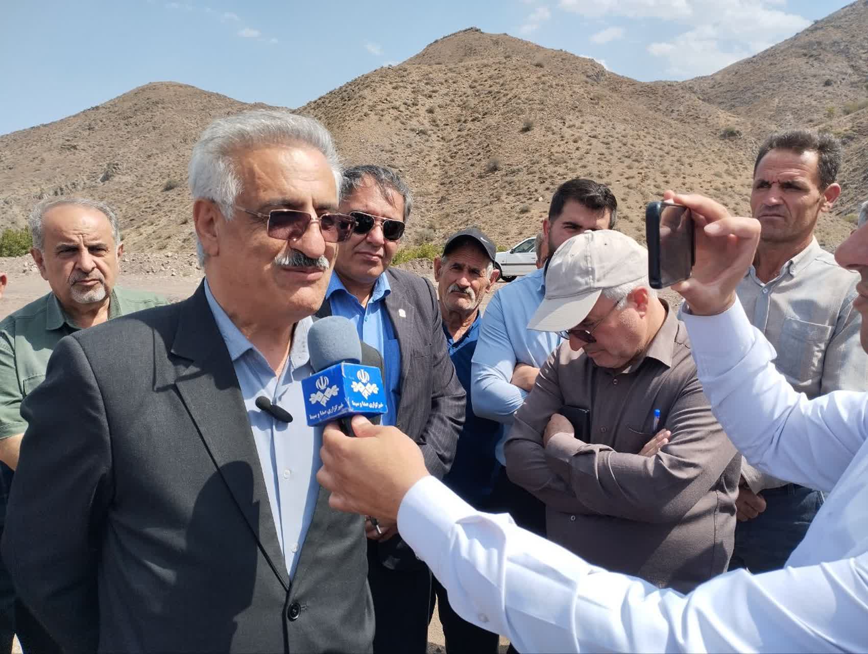 بازدید معاون آب و خاک وزارت جهاد کشاورزی از پروژه استخر معیشتی روستای رزه‌بند